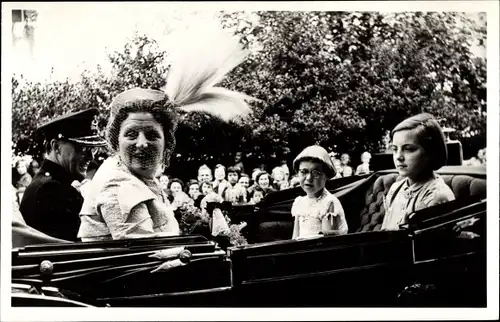 Ak Den Haag Südholland, Königin Juliana der Niederlande mit Familie, Kutsche 1955
