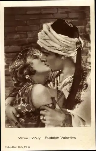 Ak Schauspieler Rudolph Valentino und Vilma Banky, Kussszene