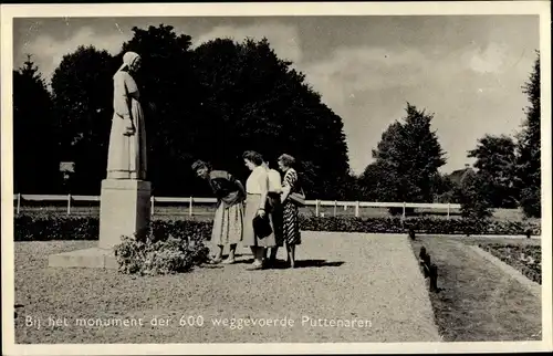 Ak Putten Gelderland, Bij het monument der 600 weggevoerde Puttenaren