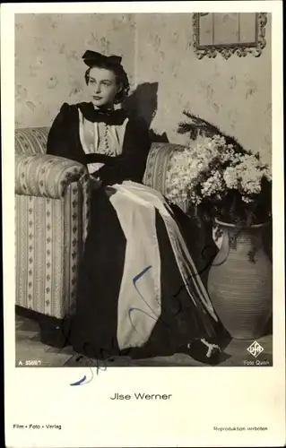 Ak Schauspielerin Ilse Werner, Portrait, Sessel, Blumen