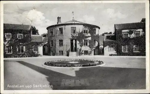 Ak Saxkjøbing Sakskøbing Dänemark, Anstalten, Platz, Springbrunnen