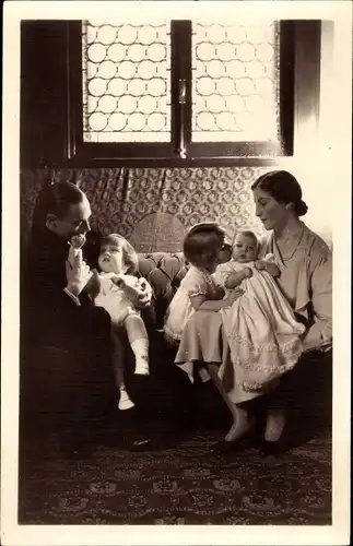 Ak Le Comte et la Comtesse de Paris et leurs Enfants