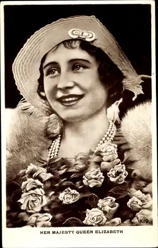 Ak Her Majesty Queen Elizabeth, Britisches Königshaus, Blumenstrauß