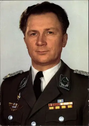 Ak Kosmonaut Sigmund Jähn, erster Fliegerkosmonaut der DDR, Portrait