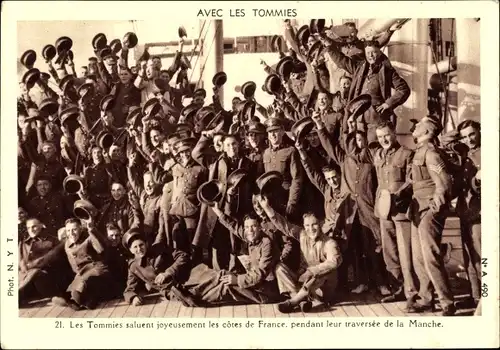 Ak With the Tommies, saluting the French coast on crossing the Channel, II. WK