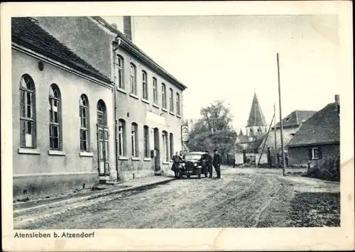 Ak Atensleben Athensleben Staßfurt, Straßenpartie im Ort, Kirche, Auto vor einem Gasthaus