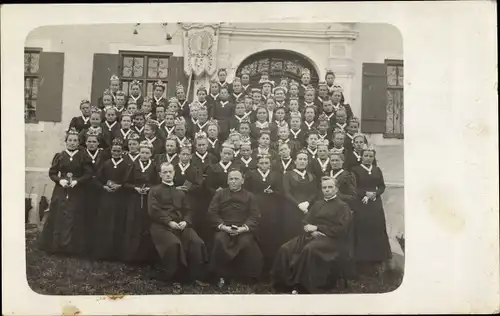 Foto Ak Gruppenbild, Frauen, Geistliche, Wappen