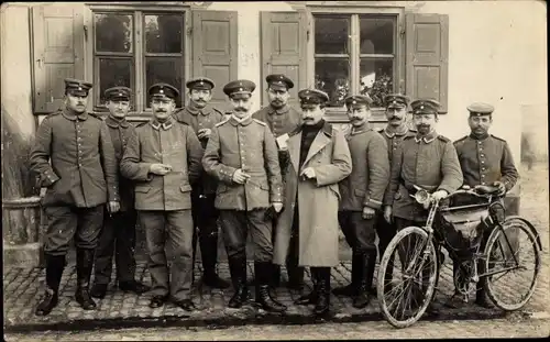 Foto Ak Deutsche Soldaten in Uniformen, Fahrrad, I. WK