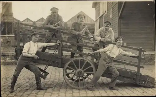 Foto Ak Deutsche Soldaten in Uniformen, Fuhrwerk, Soldatenleben, I. WK