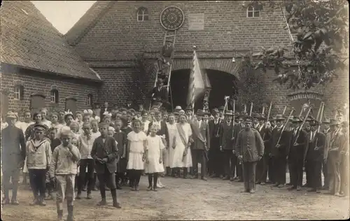 Foto Ak Gruppenbild, Kinder, Männer in Uniformen, Leiter, Festgesellschaft, Fahnen