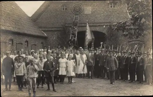 Foto Ak Gruppenbild, Kinder, Männer in Uniformen, Leiter, Festgesellschaft, Fahnen