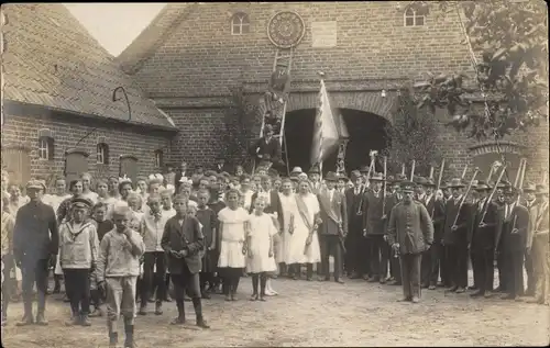 Foto Ak Gruppenbild, Kinder, Männer in Uniformen, Leiter, Festgesellschaft, Fahnen