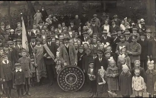 Foto Ak Festgesellschaft, Schützenfest, Gruppenbild, Kinder, Männer, Fahnen