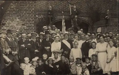 Foto Ak Gruppenbild, Kinder, Männer in Uniformen, Leiter, Festgesellschaft, Fahnen