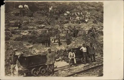 Foto Ak Bergleute bei der Arbeit, Gleise, Förderwagen