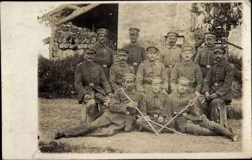 Foto Ak Deutsche Soldaten in Uniformen, Bauernhaus, Holz, I. WK
