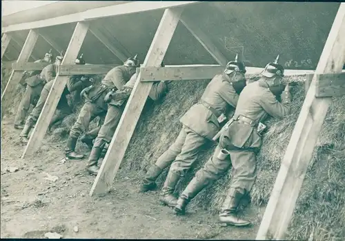 Foto Deutsche Soldaten, Deutsche Stellung im Westen, Unterstand, Gewehre