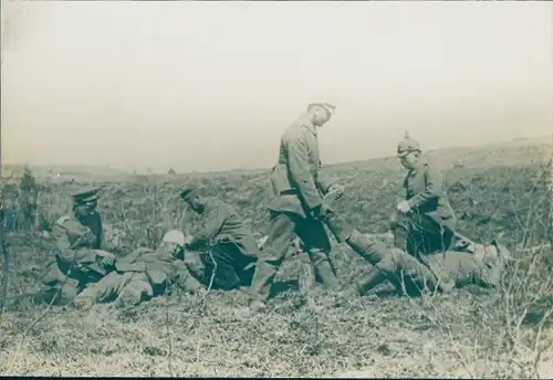 Foto Deutsche Soldaten auf dem Schlachtfeld, Erste Hilfe an der Westfront