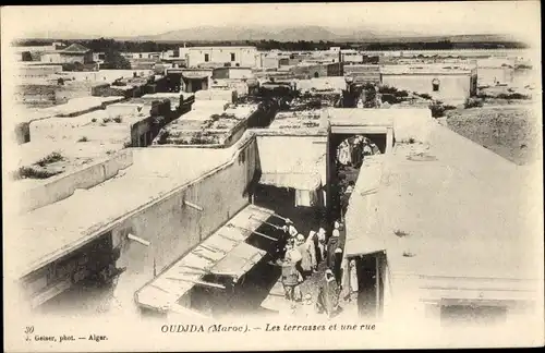 Ak Oudjda Oujda Marokko, Les Terrasses et une Rue