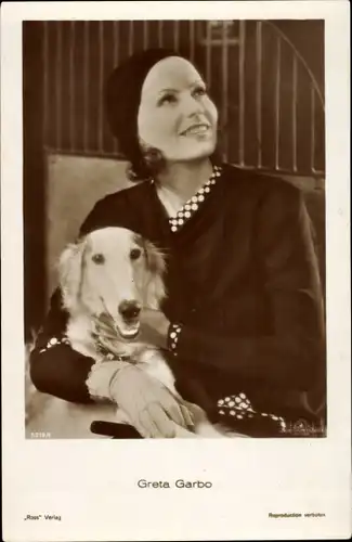 Ak Schauspielerin Greta Garbo, Portrait, Windhund, Ross 5719/1, MGM