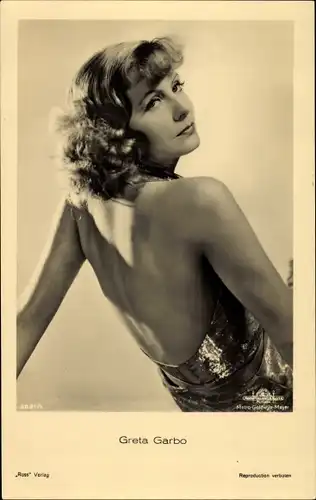 Ak Schauspielerin Greta Garbo, Portrait, Schulterfreies Kleid, Ross, MGM