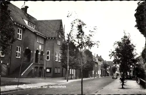 Ak Ossendrecht Woensdrecht Nordbrabant Niederlande, Dorpstraat met Gemeentehuis