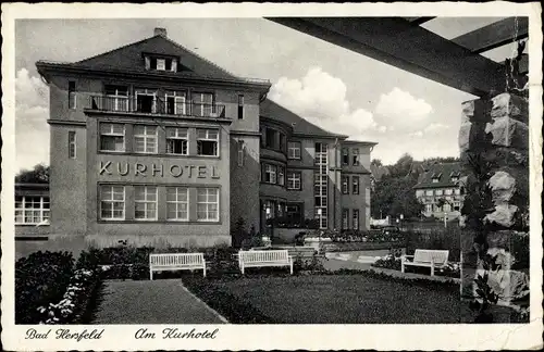 Ak Bad Hersfeld Hessen, Am Kurhotel, Außenansicht, Parkbänke