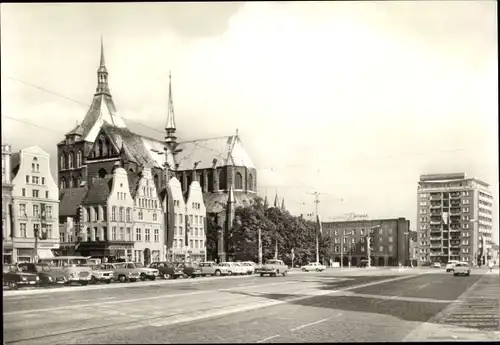 Ak Hansestadt Rostock, Ernst-Thälmann-Platz, Blick zur Marienkirche