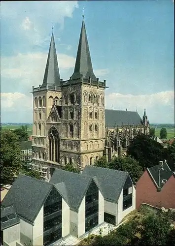 Ak Xanten am Niederrhein, Der Dom, Im Vordergrund das Regionalmuseum