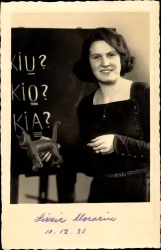 Foto Ak Portrait einer Frau mit Katze-Spielzeug, Schultafel, Lizzie