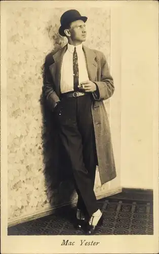 Ak Schauspieler Mac Yester, Portrait, Mantel, Hut, Zigarette