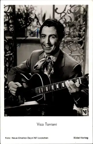 Ak Sänger Vico Toriani, Portrait mit Gitarre