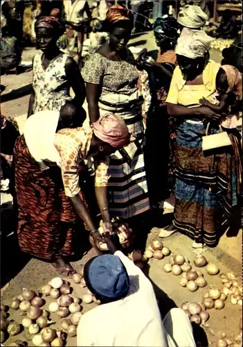 Ak Afrika, afrikanische Frauen beim Zwiebeln erwerben