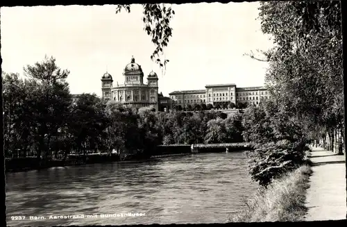 Ak Bern Stadt Schweiz, Aarestrand mit Bundeshäuser