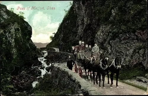 Ak Oban Schottland, Pass of Melfort, Kutsche zwischen Bergfelsen