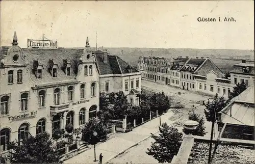 Ak Güsten im Salzlandkreis, Thüringer Hof, Straßenpartie