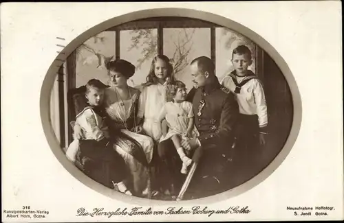 Ak Herzogliche Familie von Sachsen Coburg und Gotha, Carl Eduard, Viktoria Adelheid, Kinder