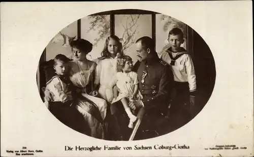 Ak Herzogliche Familie von Sachsen Coburg und Gotha, Carl Eduard, Viktoria Adelheid, Kinder