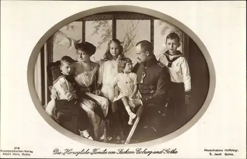 Ak Herzogliche Familie von Sachsen Coburg und Gotha, Carl Eduard, Viktoria Adelheid, Kinder