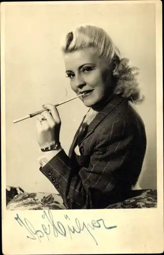Foto Ak Schauspielerin Ilse Hülper, Portrait, Anzug, rauchend