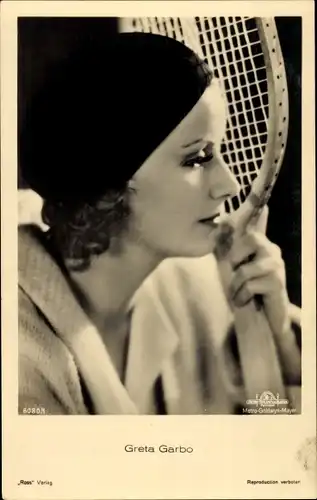 Ak Schauspielerin Greta Garbo, Portrait, Tennisschläger, Ross Verlag 6080/1