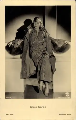 Ak Schauspielerin Greta Garbo, Portrait, Mantel