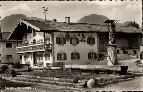 Ak Ruhpolding in Oberbayern, Dorfpartie, Brunnen, Gebäude Außenansicht