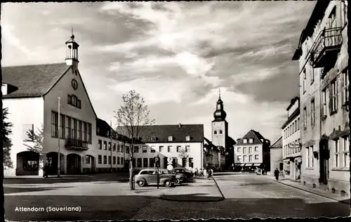 Ak Attendorn im Sauerland, Rathausplatz, Blick zur Kirche, Rathaus, Autos