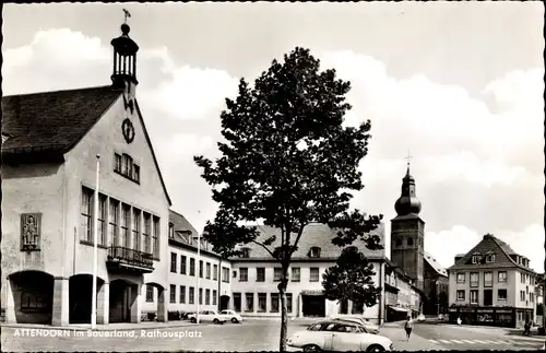 Ak Attendorn im Sauerland, Rathausplatz, Rathaus, Kirche