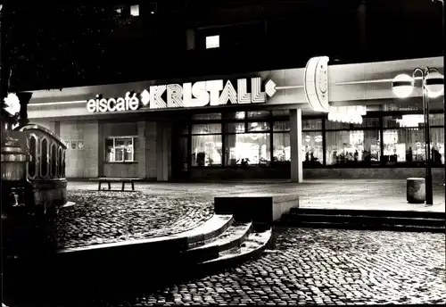 Ak Dresden Neustadt, Straße der Befreiung, Abend, Beleuchtung, Eiscafe Kristall