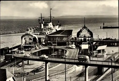 Ak Sassnitz auf Rügen, Fährbahnhof mit Schwedenfährschiff Skane, Brücke