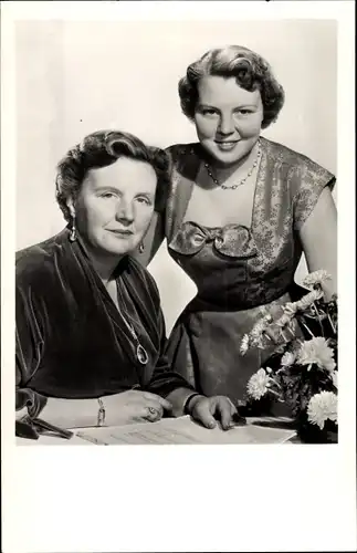 Ak Adel Niederlande,  Königin Juliana, Prinzessin Beatrix, 1956
