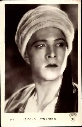Ak Schauspieler Rudolph Valentino, Portrait mit Turban