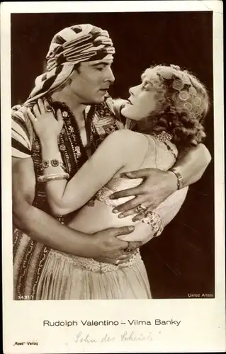 Ak Schauspieler Rudolph Valentino und Vilma Banky, Kussszene Sohn des Scheich